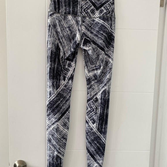 Lululemon yoga pants 🧘‍♀️ - Picture 4 of 8